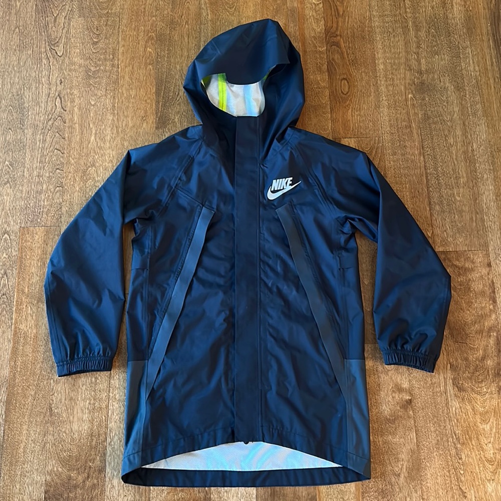 Boys Nike Windrunner Rain Coat Jacket in Black, Size Medium